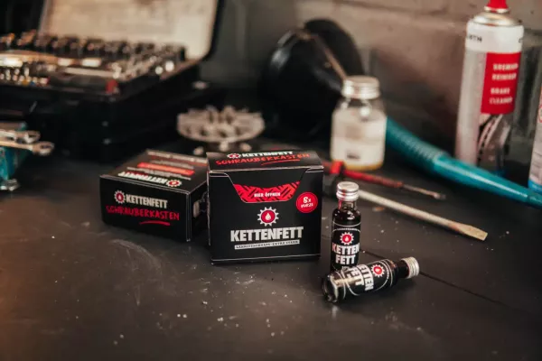 KETTENFETT Lakritzlikör, 8 x 20ml Schrauberkasten Kurze